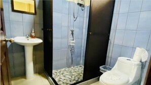 Kamer, 1 slaapkamer, terras, uitzicht op bergen | Badkamer