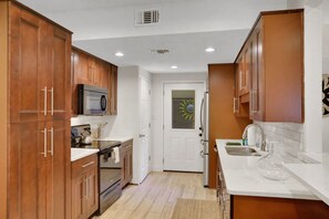 Fridge, microwave, oven, stovetop - Paradise in St Augustine A (St. Augustine)