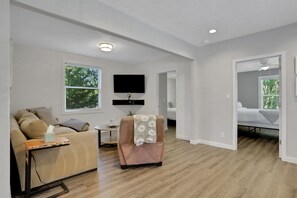 2 soverom, skrivebord, strykejern/-brett og reiseseng for barn