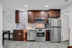 Kjøleskap, mikrobølgeovn, ovn og kokeplater