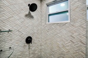 Douche, sèche-cheveux, serviettes fournies, savon