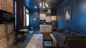 Ein modernes Wohnzimmer mit Kamin, Essbereich und Küche.