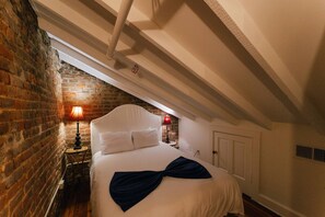 مكتب ومكواة/لوح كي وسرير سفر وواي فاي