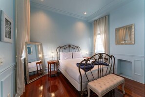 Bureau, fer et planche à repasser, lit parapluie, Wi-Fi