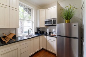 Réfrigérateur, micro-ondes, plaque de cuisson, cafetière/bouilloire