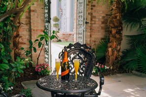 Outdoor dining - Fats Domino Themed Abode on Esplanade and Bourbon (New Orleans)