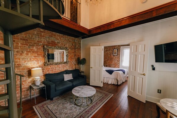 Iron/ironing board, travel crib, WiFi, bed sheets