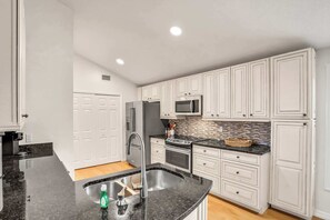 Kjøleskap, mikrobølgeovn, ovn og kokeplater