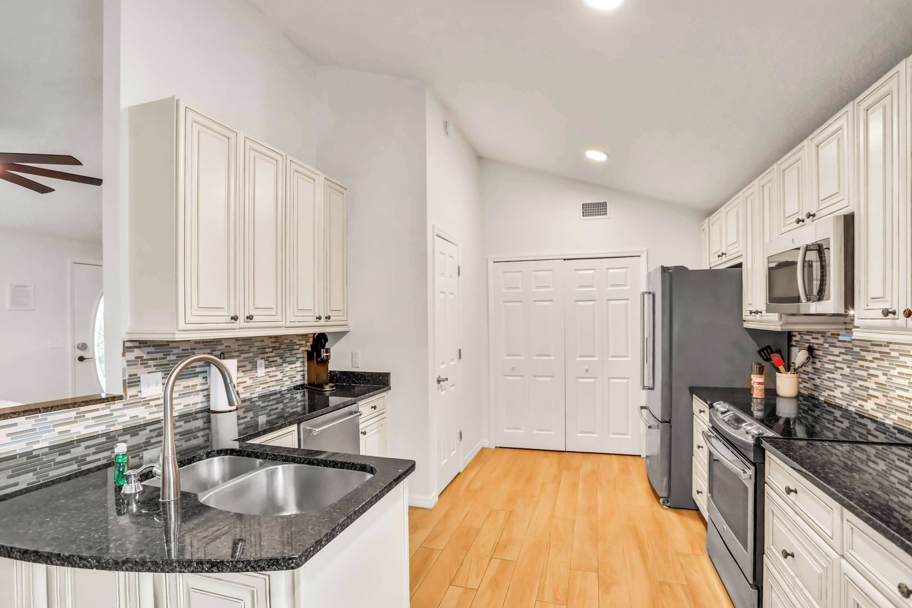 Een koelkast, een magnetron, een oven, een kookplaat