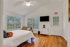 2 slaapkamers, een bureau, een strijkplank/strijkijzer, reisbedje