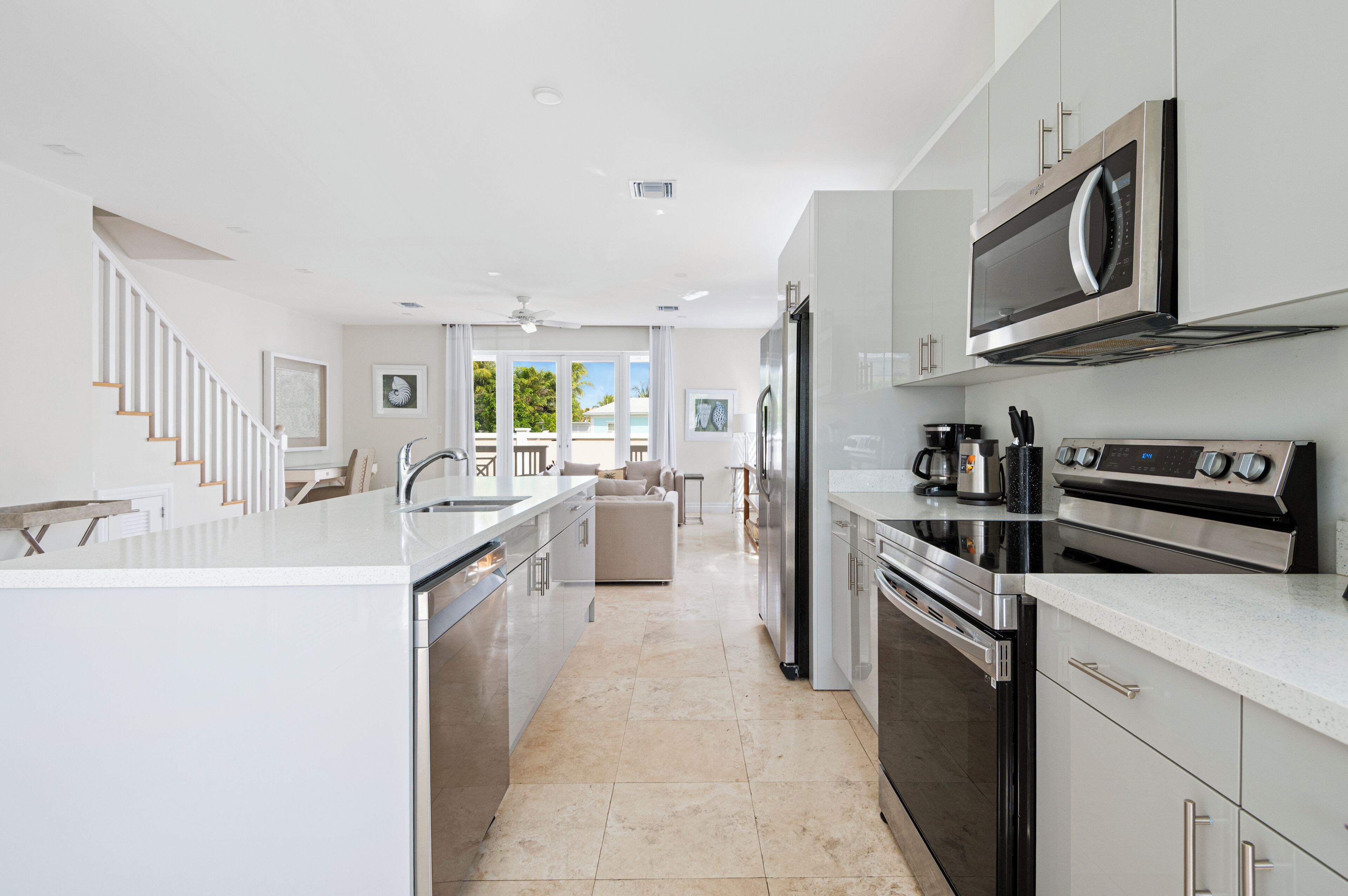 Frigorífico, microondas, horno y placa de cocina