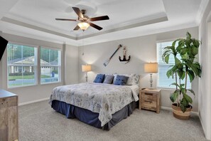 3 室のベッドルーム、デスク、アイロン / アイロン台、旅行用ベビーベッド