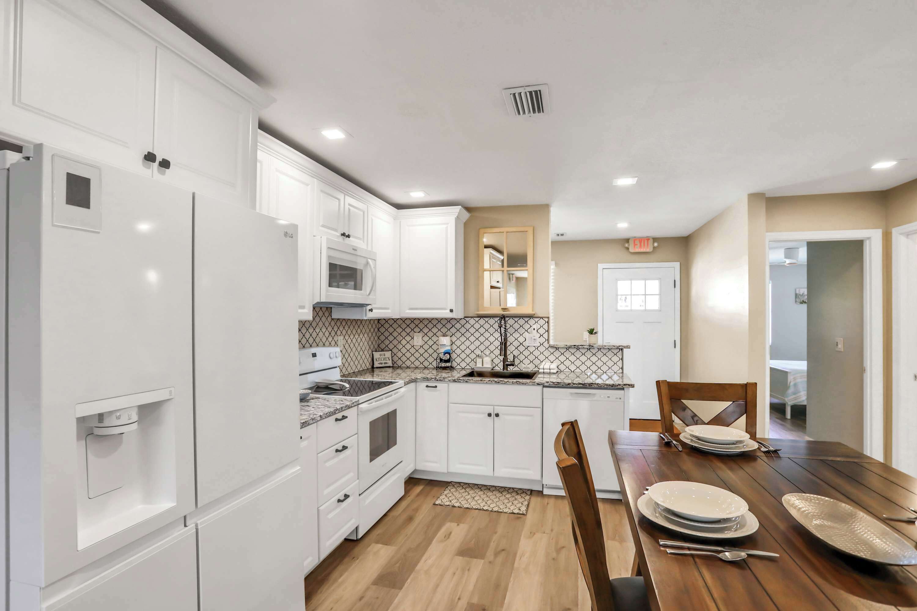 冰箱、微波炉、烤箱、炉灶