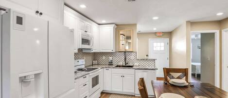 Jääkaappi, mikroaaltouuni, uuni, liesi