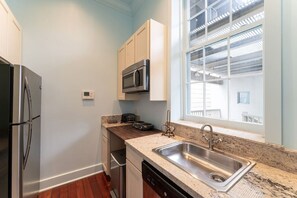 Fridge, microwave, stovetop, dishwasher - Pete Fountain Themed Abode on Esplanade & Bourbon (New Orleans)