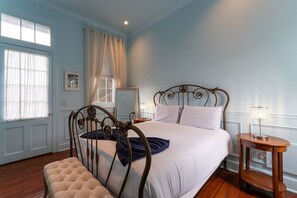 مكواة/لوح كي وسرير سفر وواي فاي وملاءات أسرّة