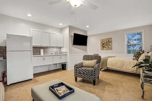 1 غرفة نوم ومكتب ومكواة/لوح كي وسرير سفر