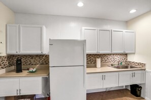 Fridge, microwave, dishwasher, coffee/tea maker - Historic Downtown Casita A (St. Augustine)