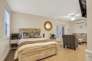 1 bedroom, desk, iron/ironing board, travel crib - Historic Downtown Casita A (St. Augustine)