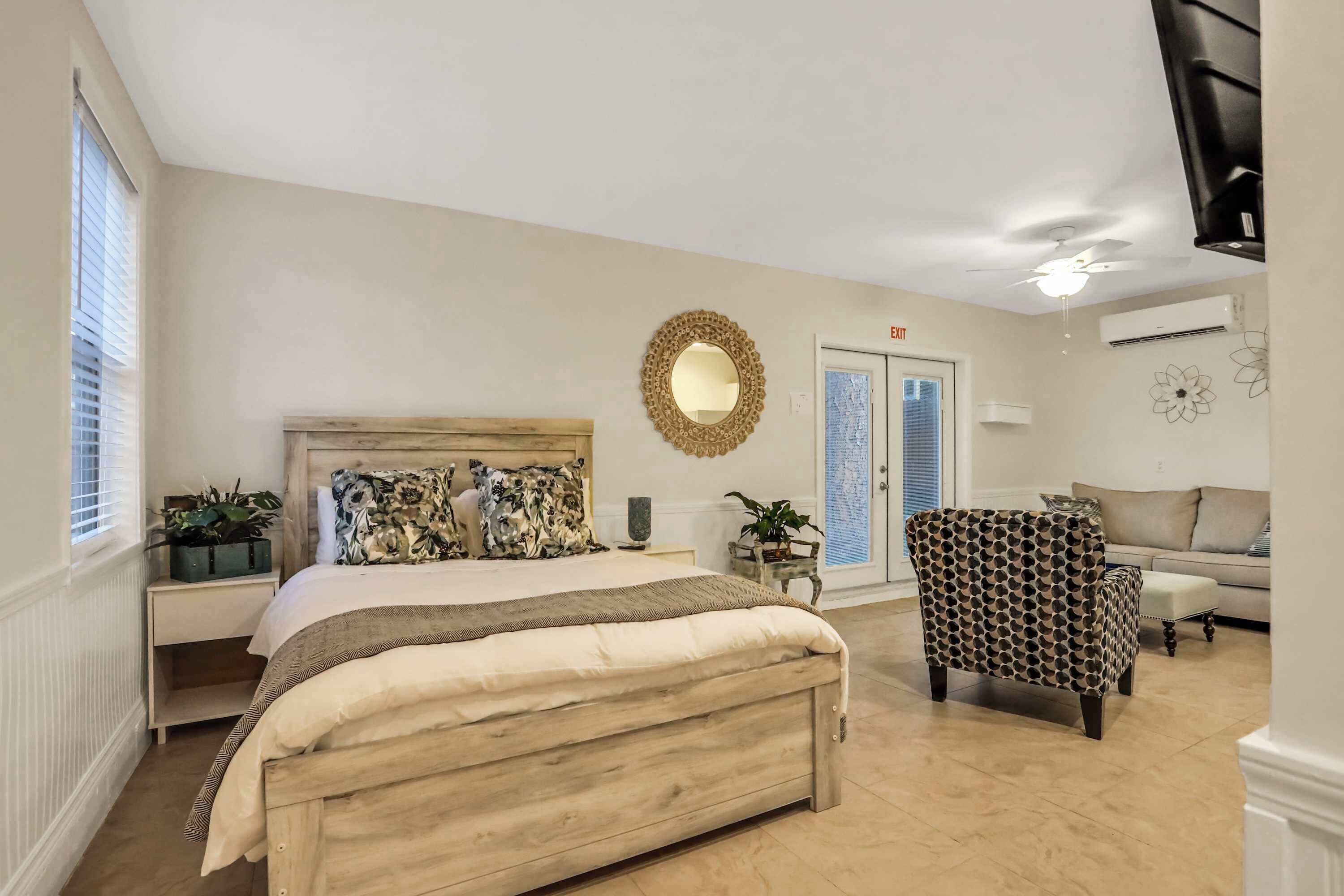 1 chambre, bureau, fer et planche à repasser, lit parapluie