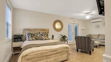 1 chambre, bureau, fer et planche à repasser, lit parapluie