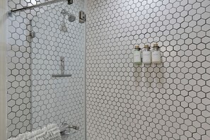 Ducha, secador de pelo, toallas y champú