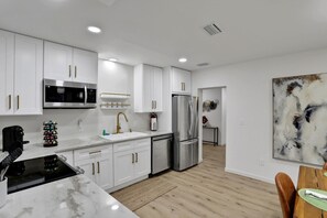 Kjøleskap, mikrobølgeovn, ovn og kokeplater