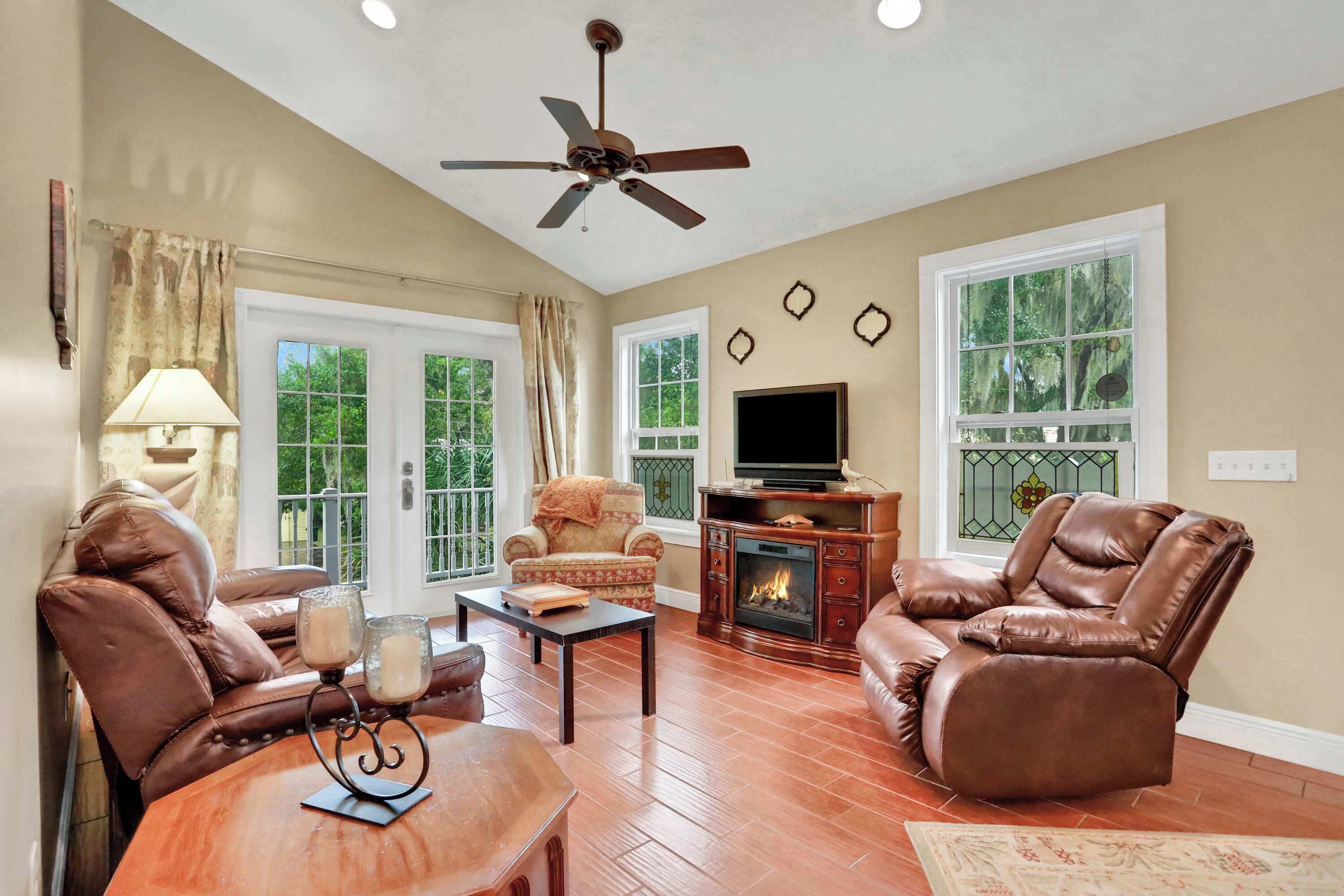 Televisión, chimenea y oficina 