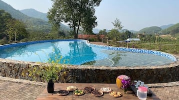 Free minibar, iron/ironing board, free WiFi, bed sheets