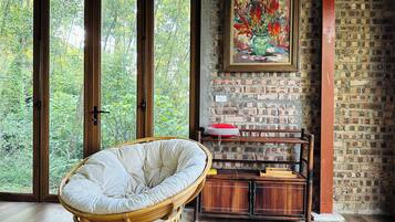 Minibar con artículos gratuitos y tabla de planchar con plancha