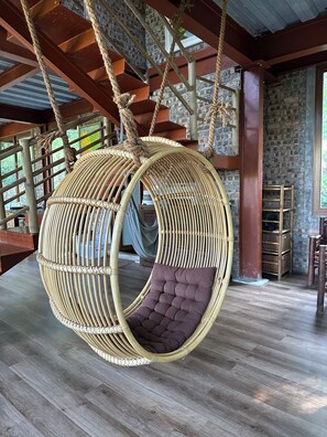 Casa familiar, vista al jardín | Área de sala de estar