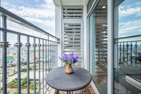 Romanttinen huoneisto, parveke, kaupunkinäköala | Työpöytä, kannettavalle tietokoneelle sopiva työtila, ilmainen Wi-Fi