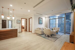 Romantic Apartment, 3 Bedrooms, Balcony, City View | Hypo-allergenic bedding, minibar, individually decorated - Landmark 81 & Vinhomes-Royal Apartment (Thanh pho Ho Chi Minh)