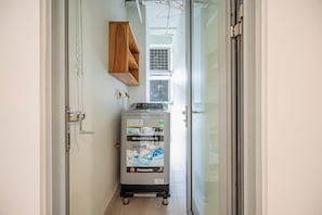 Romanttinen huoneisto, parveke, kaupunkinäköala | Työpöytä, kannettavalle tietokoneelle sopiva työtila, ilmainen Wi-Fi