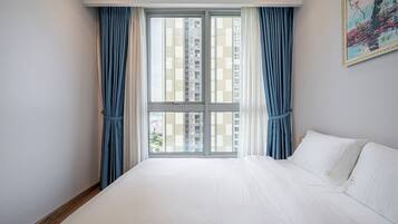 Romanttinen huoneisto, parveke, kaupunkinäköala | Työpöytä, kannettavalle tietokoneelle sopiva työtila, ilmainen Wi-Fi