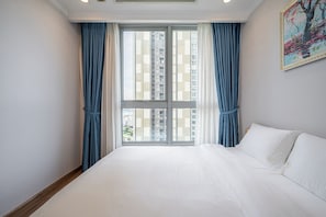 Romanttinen huoneisto, parveke, kaupunkinäköala | Työpöytä, kannettavalle tietokoneelle sopiva työtila, ilmainen Wi-Fi