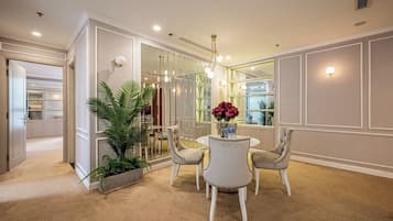 Ropa de cama hipoalergénica, minibar y decoración personalizada