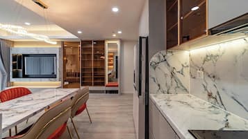 Royal appartement, 2 slaapkamers, balkon, uitzicht op stad | Hypoallergeen beddengoed, een minibar, individueel gedecoreerd