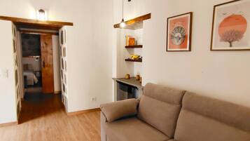 Een televisie en een open haard