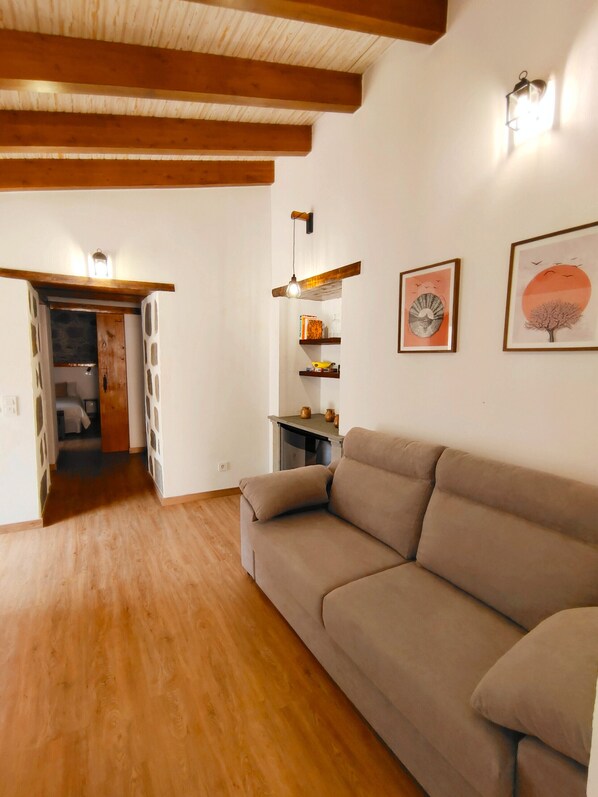 Een televisie en een open haard