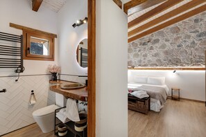 Dusj, hårføner og håndklær