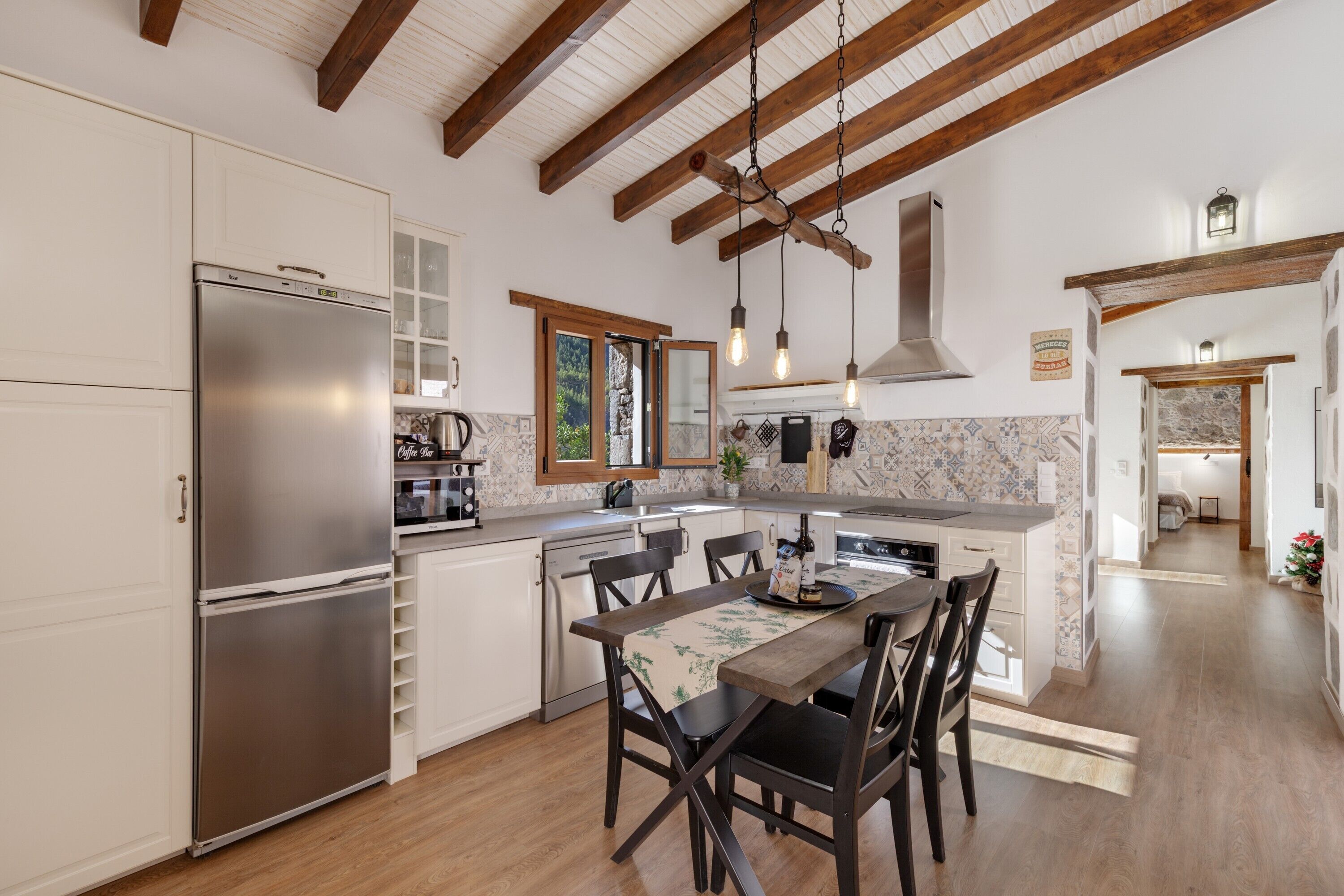 Frigorífico, microondas, horno y placa de cocina