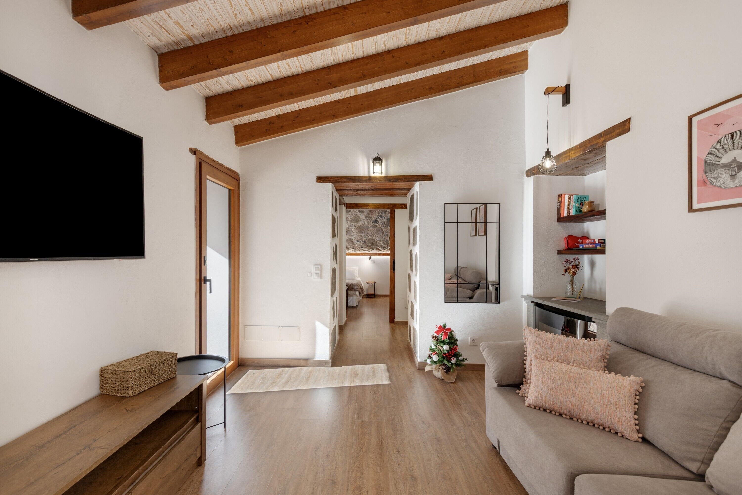 Una televisión, una chimenea