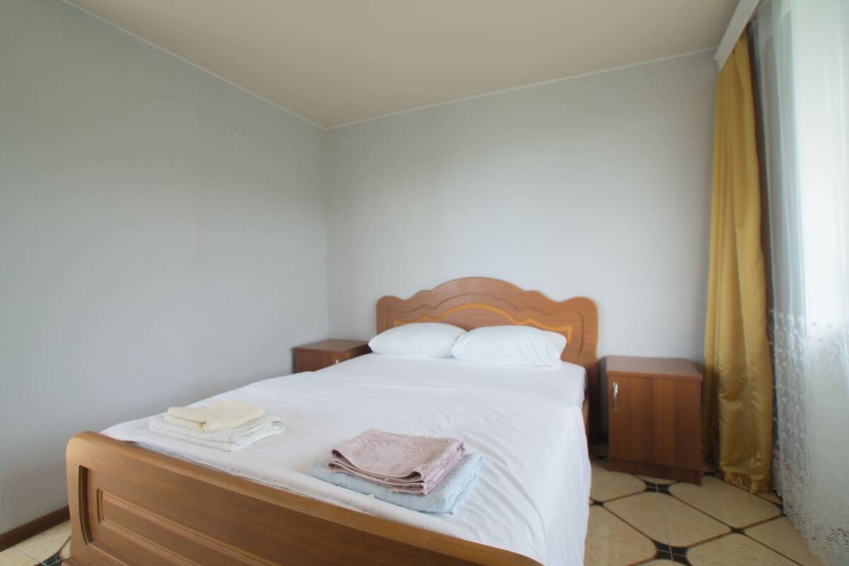 Deluxe Double or Twin Room, Balcony, Mountain View | Peralatan tempat tidur premium, tilam berlapik, meja 