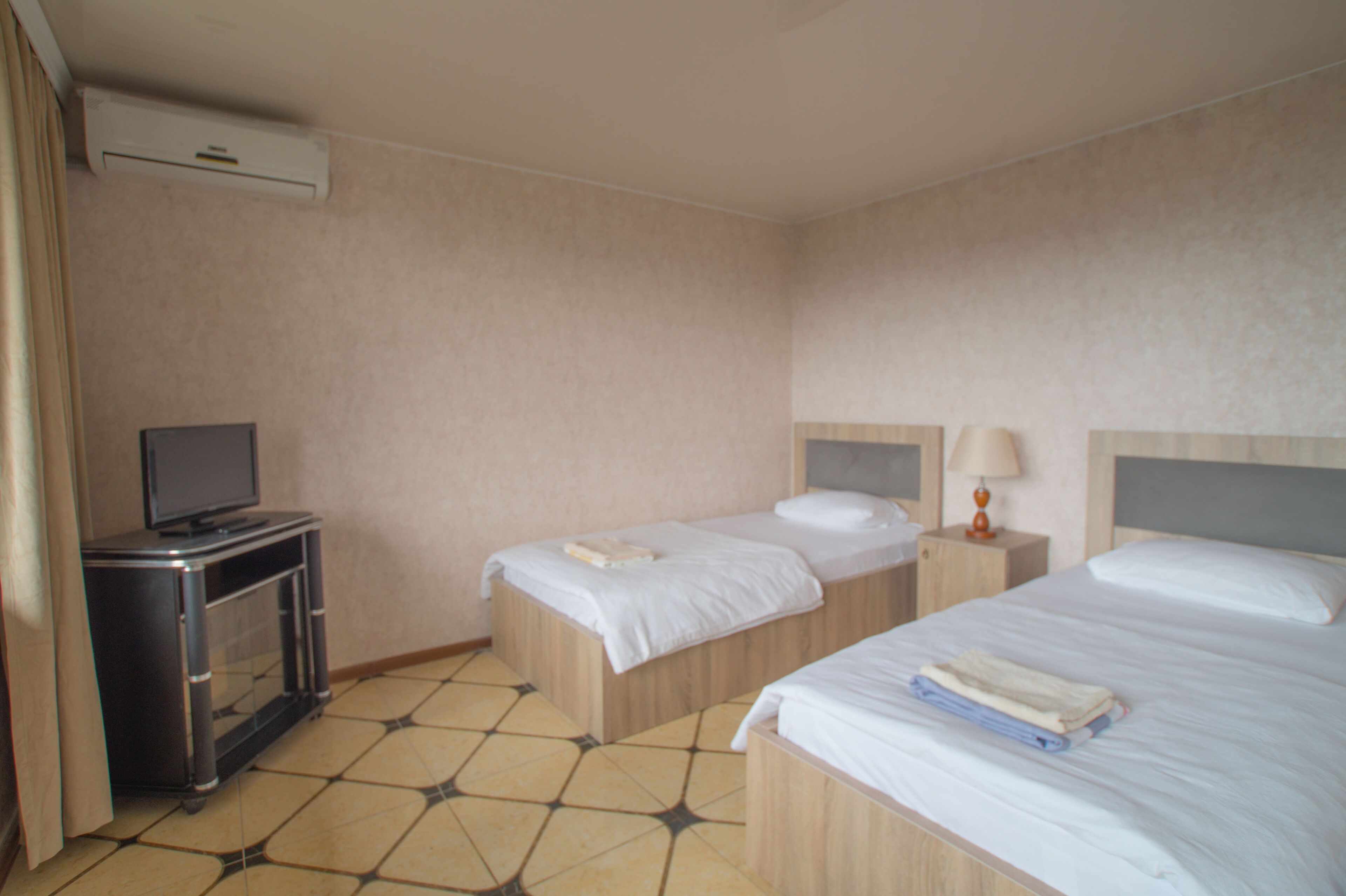 Habitació doble o amb dos llits individuals Deluxe, balcó, vistes a la muntanya | Roba de llit d'alta qualitat i matalassos amb encoixinament addicional 