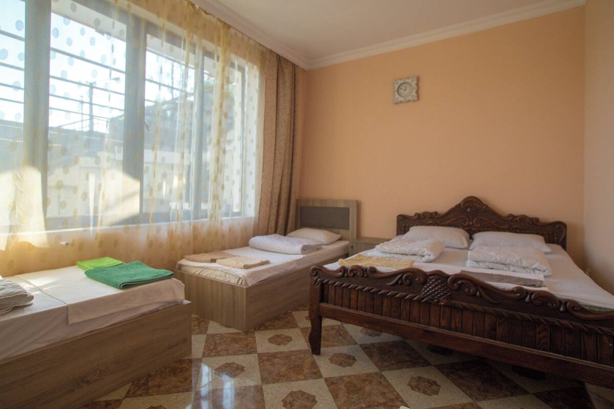 Classic Quadruple Room | Peralatan tempat tidur premium, tilam berlapik, meja 