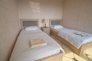 Habitación Deluxe con 1 cama doble o 2 individuales, balcón, vistas a la montaña | Ropa de cama de alta calidad y colchones con acolchado adicional