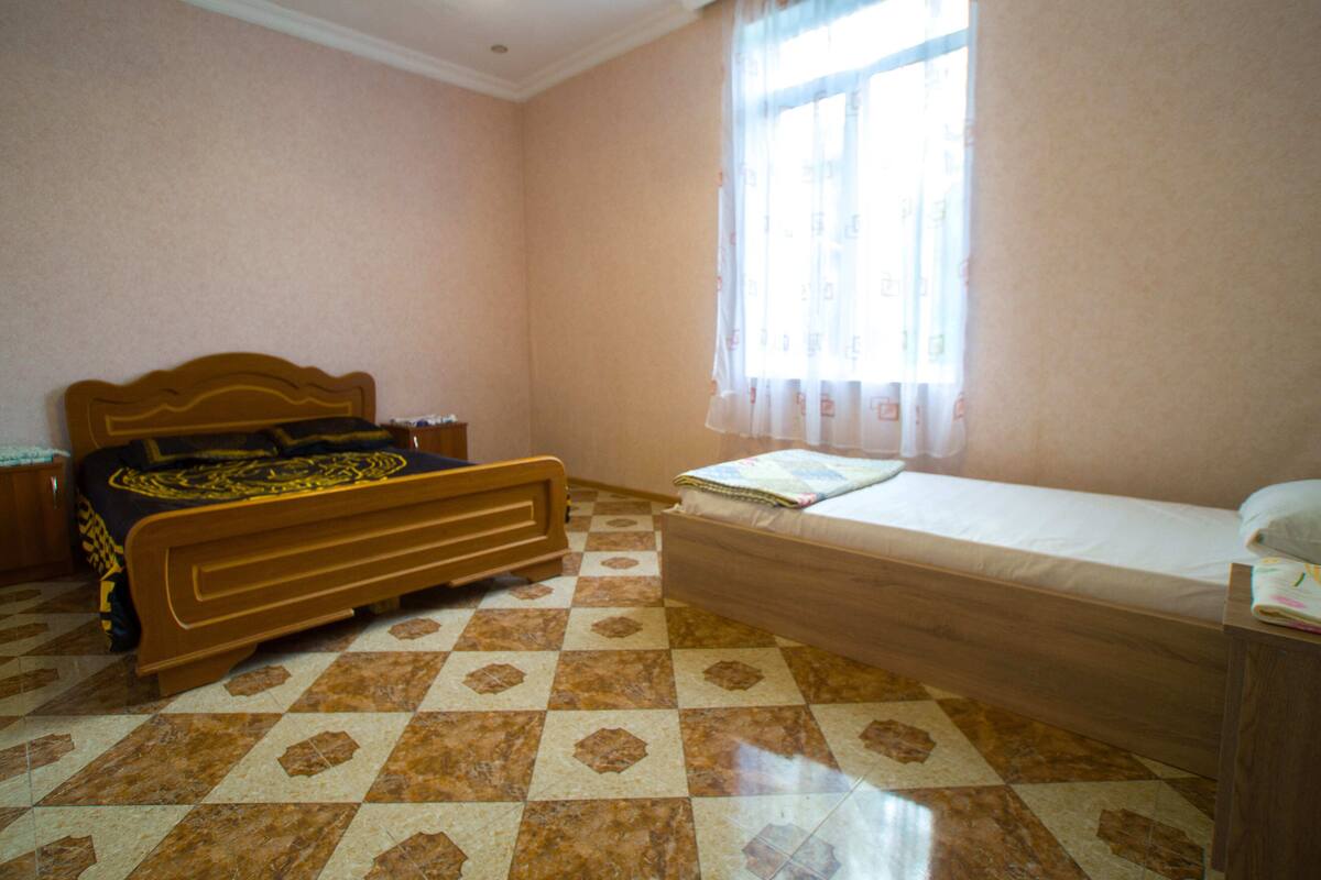 Classic Triple Room | Peralatan tempat tidur premium, tilam berlapik, meja 