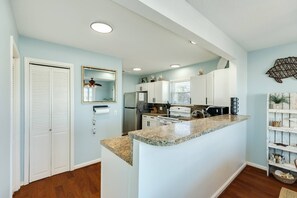 Kjøleskap, mikrobølgeovn, ovn og kokeplater