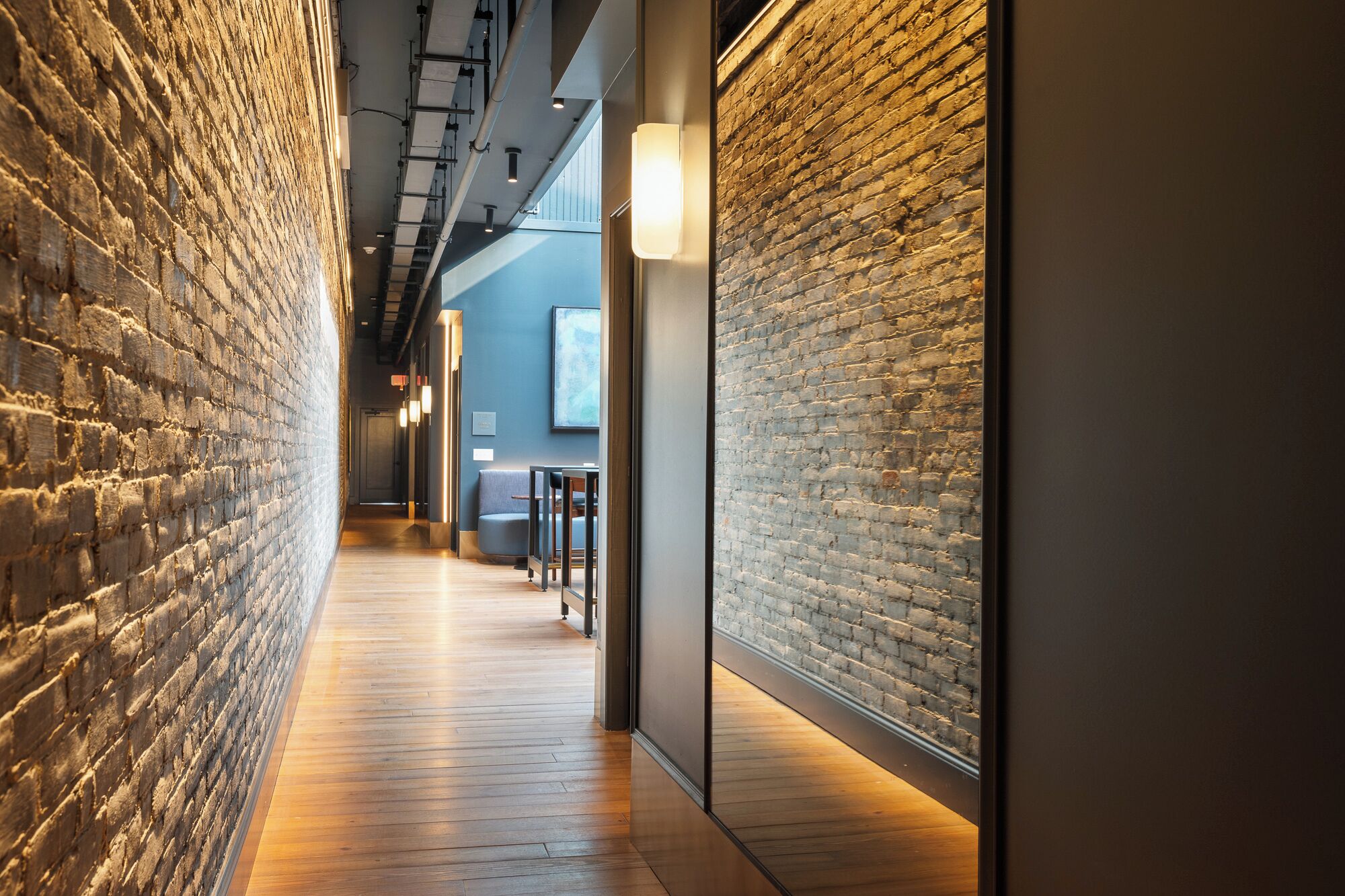 Täysikokoinen jääkaappi, mikroaaltouuni, uuni, liesi